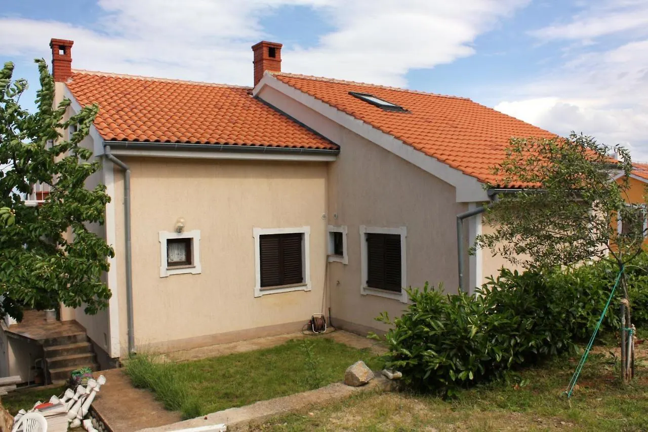 Apartments And Rooms With Wifi Njivice, Krk - 5362 3*, Njivice