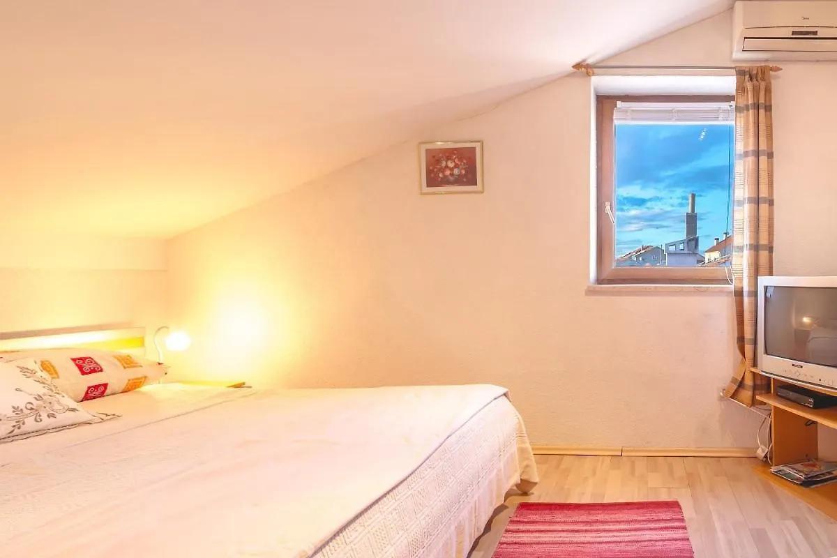 Pensión Apartments And Rooms With Wifi Njivice, Krk - 5362