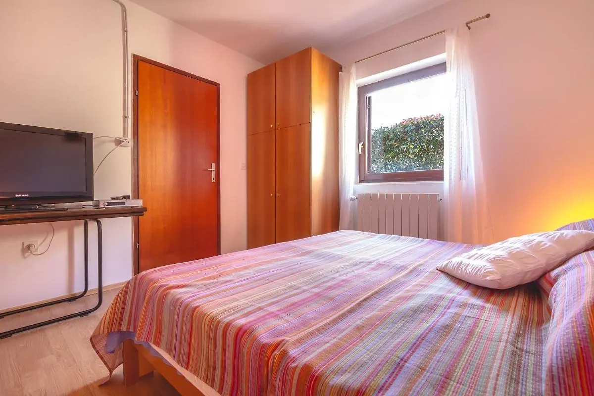Apartments And Rooms With Wifi Njivice, Krk - 5362 3*, Njivice Croacia