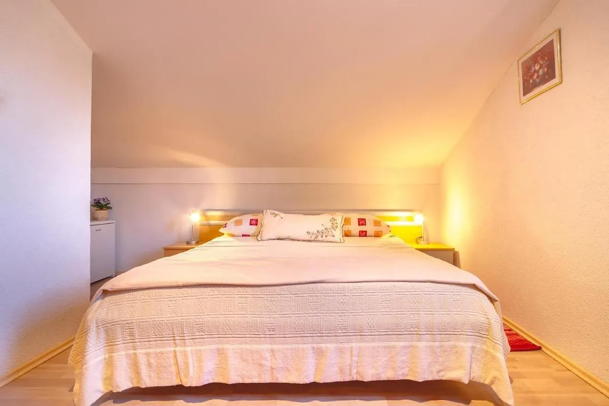 *** Pensión Apartments And Rooms With Wifi Njivice, Krk - 5362 Croacia
