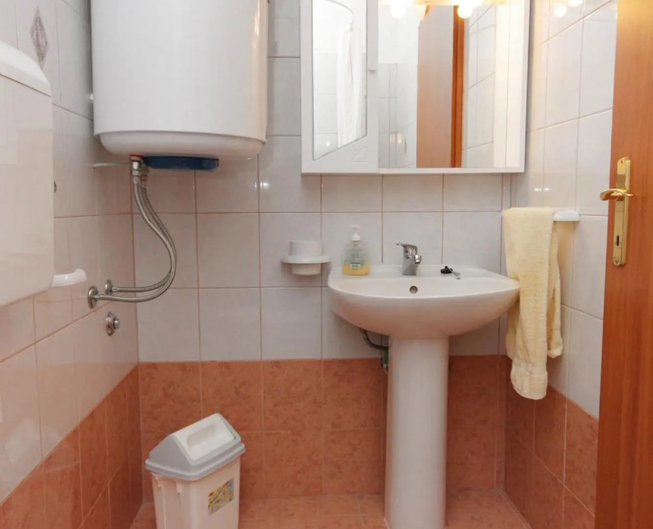 Pensión Apartments And Rooms With Wifi Njivice, Krk - 5362