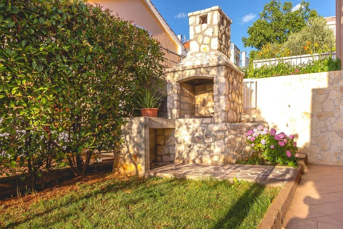 Gostinjska kuća Apartments And Rooms With Wifi Njivice, Krk - 5362