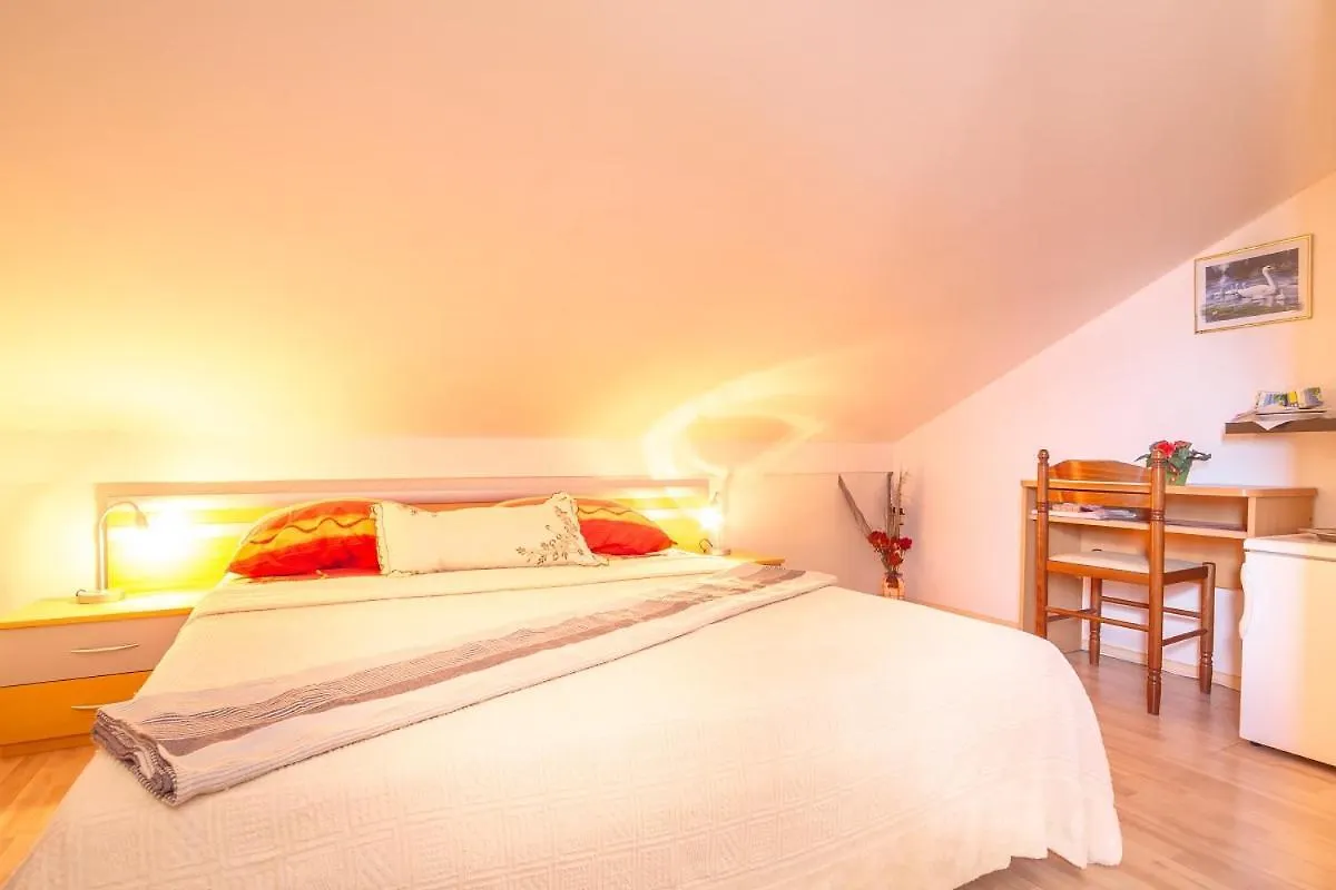 Gostinjska kuća Apartments And Rooms With Wifi Njivice, Krk - 5362