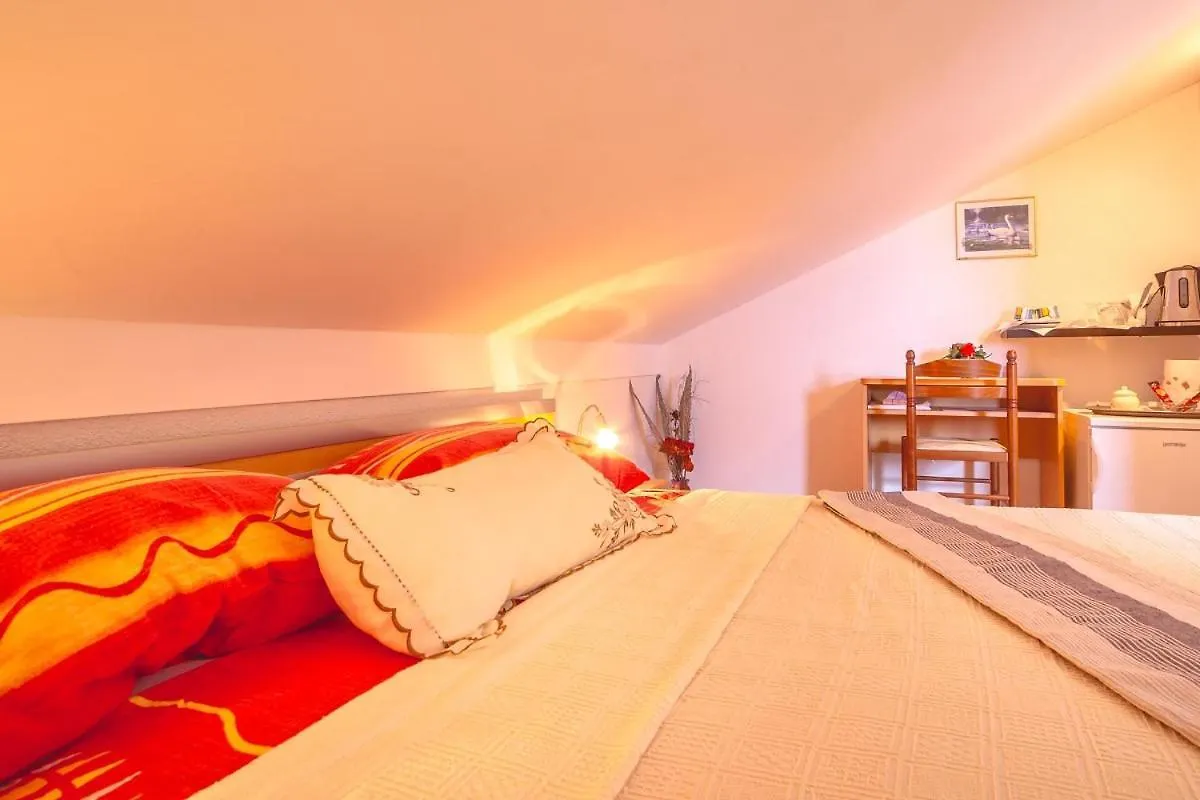 Apartments And Rooms With Wifi Njivice, Krk - 5362 Croatia