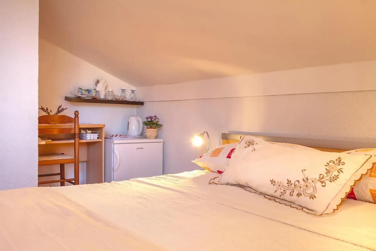 Apartments And Rooms With Wifi Njivice, Krk - 5362 Gostinjska kuća Njivice